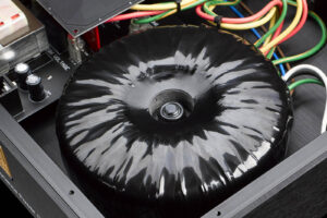 Napájecí zdroj KECES Audio IQRP – high-end napájecí zdroj a filtr pro audio sestavy s ochranou proti přepětí a dynamickým čistým zvukem