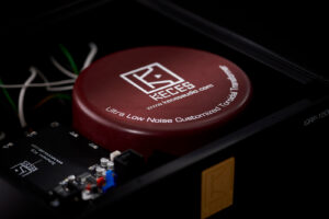 Napájecí zdroj KECES Audio IQRP – high-end napájecí zdroj a filtr pro audio sestavy s ochranou proti přepětí a dynamickým čistým zvukem